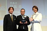 左からJASRAC会長・石原信一、スカイラーク音楽出版株式会社代表取締役・加藤和也、氷川きよし。