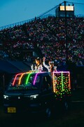 軽トラックに乗るりんご娘。