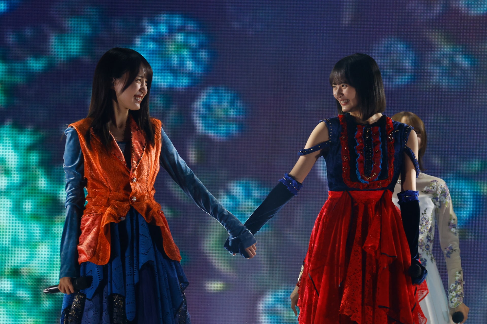 手をつなぐ賀喜遥香（左）と遠藤さくら（右）の“かきさく”コンビ