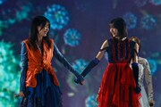 手をつなぐ賀喜遥香（左）と遠藤さくら（右）の“かきさく”コンビ。©乃木坂46LLC