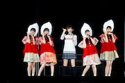米になって池田瑛紗（中央）を囲む瀬戸口心月、一ノ瀬美空、小川彩、矢田萌華（左から）。