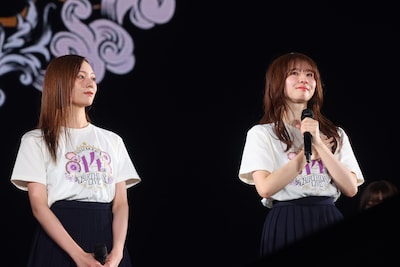 涙ぐむ4代目キャプテン菅原咲月（右）をじっと見つめる3代目キャプテン梅澤美波（右）。©乃木坂46LLC