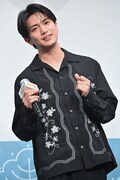 主題歌「でこぼこライフ」に乗せて小さく踊る正門良規（Aぇ! group）。