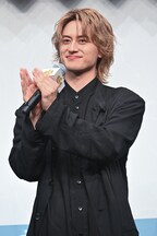 ほかの登壇者がステージに立つ際に拍手を送る小島健（Aぇ! group）。