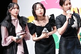 映画の大ヒットを祈願して巨大だるま落としに挑戦するAぇ! groupと西村拓哉を見守る野口衣織（＝LOVE）、なえなの、渡邉美穂。