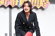 映画の大ヒットを祈願する巨大だるま落としに失敗して謝罪する佐野晶哉（Aぇ! group）。