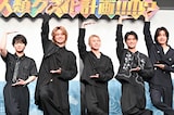 「おそ松さん」おなじみの「シェー」のポーズをする西村拓哉とAぇ! group。姿勢をキープするのがつらく、ぐらつく姿も見られた。