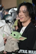 グローグーの手を振る川村壱馬（THE RAMPAGE）。