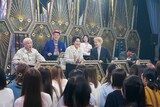 「きもっち悪いダンス選手権」収録の様子。前列左から松本人志（ダウンタウン）、片寄涼太、小森隼、中務裕太（GENERATIONS）、後列左からくっきー！（野性爆弾）、朝日奈央。©吉本興業