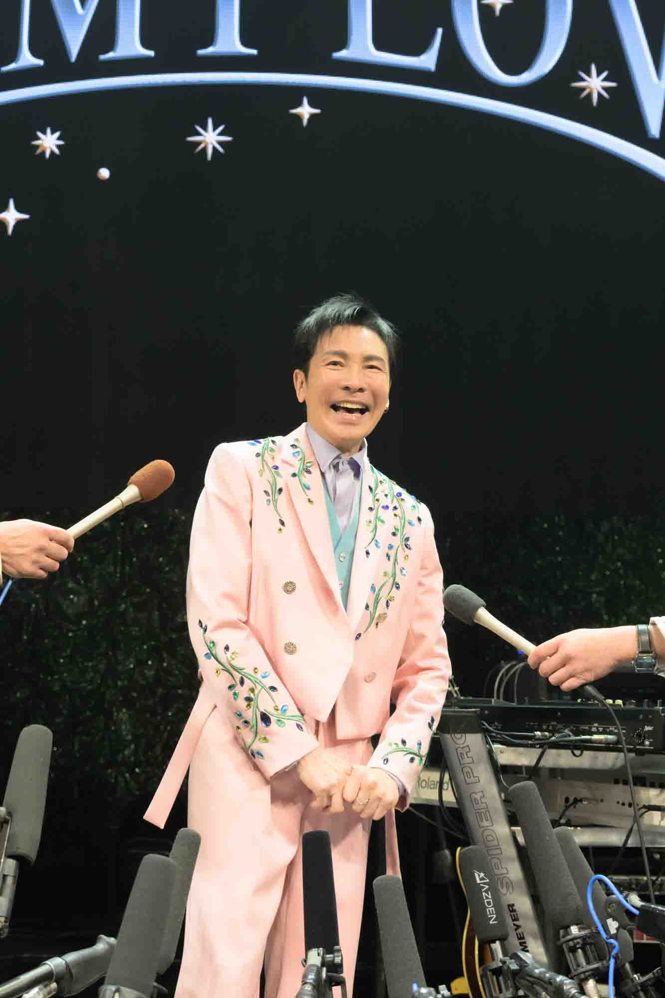 郷ひろみ　鏡 郷ひろみ（Photo by 大平晋也） [画像ギャラリー 8/8] - 音楽ナタリー