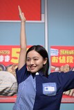 “Lポーズ”の上坂樹里。