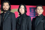 左から青木崇高、菅田将暉、本木雅弘。