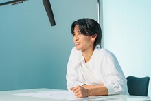 キッコーマン「いつでも新鮮 しぼりたて生しょうゆ」の新レシピ動画「しぼ生だけで旨くなる ズッキーニステーキ」編と「しぼ生だけで旨くなる れんこんステーキ」編のナレーションを務める目黒蓮（Snow Man）。