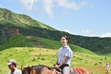 映画「お終活3 幸春！ 人生メモリーズ」より、剛力彩芽のオフショット。©2026「お終活3」製作委員会