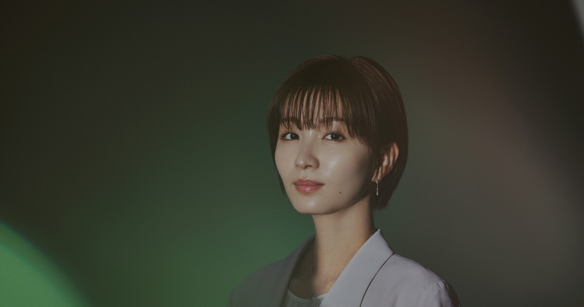 岡崎紗絵演じる野瀬麻里子のビジュアル