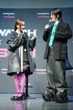 「オーバーウォッチ」をイメージした衣装をアピールするYOASOBI。