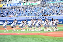 「キュン」をパフォーマンスする日向坂46。