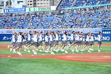 「キュン」をパフォーマンスする日向坂46。