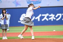 セレモニアルピッチに臨む藤嶌果歩（日向坂46）。