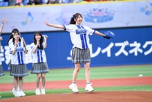 ノーバウンドを達成して喜ぶ藤嶌果歩（日向坂46）。