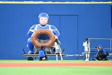 イニング間イベント「ズッバーン！NICE PITCHING」に挑む上村ひなの（左）を、ベイスターズファンである山口陽世（右）が応援。