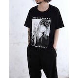 「HYDE × 田島昭宇 Type : B」ブラックの着用画像。