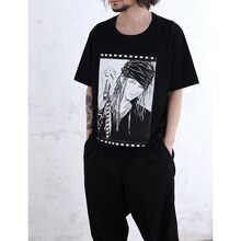 「HYDE × 田島昭宇 Type : B」ブラックの着用画像。