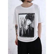 「HYDE × 田島昭宇 Type : B」ホワイトの着用画像。