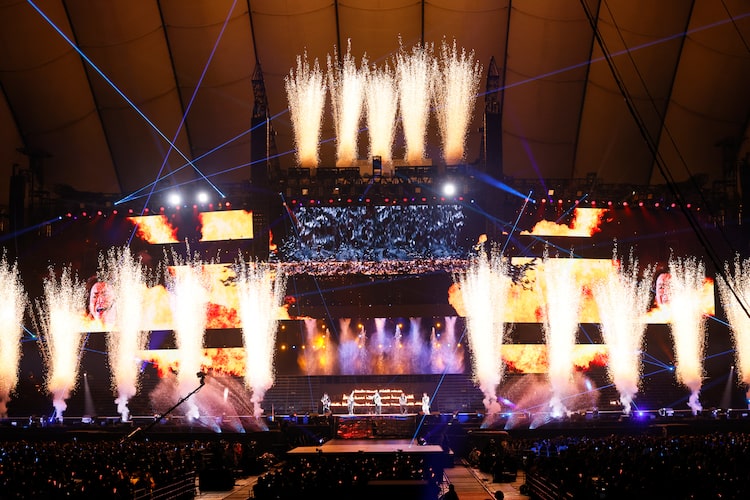嵐「ARASHI LIVE TOUR 2026『We are ARASHI』」最終公演より「P・A・R・A・D・O・X」の様子。