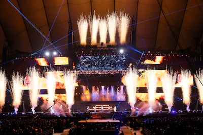 嵐「ARASHI LIVE TOUR 2026『We are ARASHI』」最終公演より「P・A・R・A・D・O・X」の様子。