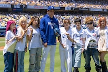 XGがドジャー・スタジアムで始球式！大谷翔平、山本由伸、佐々木朗希らの背番号ユニフォーム着用