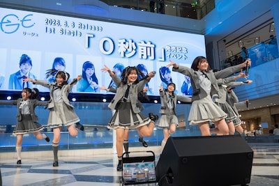 RE-GE「0秒前」のリリース記念イベント サンシャインシティ 噴水広場公演の様子。