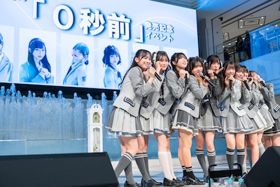 RE-GE「0秒前」のリリース記念イベント サンシャインシティ 噴水広場公演の様子。