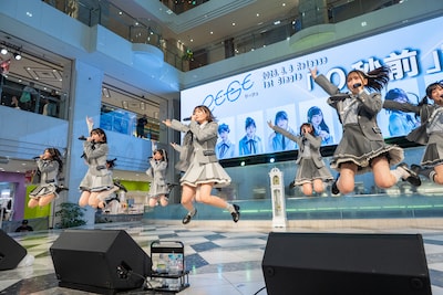 RE-GE「0秒前」のリリース記念イベント サンシャインシティ 噴水広場公演の様子。