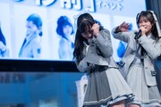 高月凛々に指名され、顔を隠す白石るり。