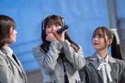 思わず涙ぐむ桧山ゆうみ（中央）。