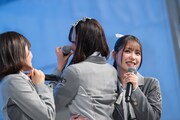 涙を見せまいと客席に背中を向ける桧山ゆうみ（中央）。