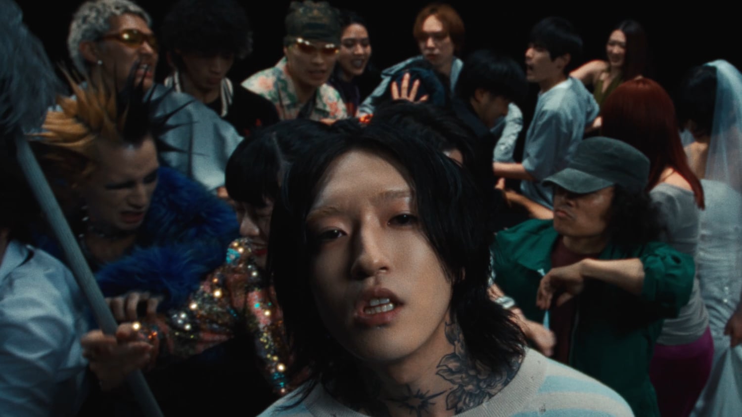 Ayase「うるさ」MV公開、不特定多数からの無慈悲な干渉を映像化