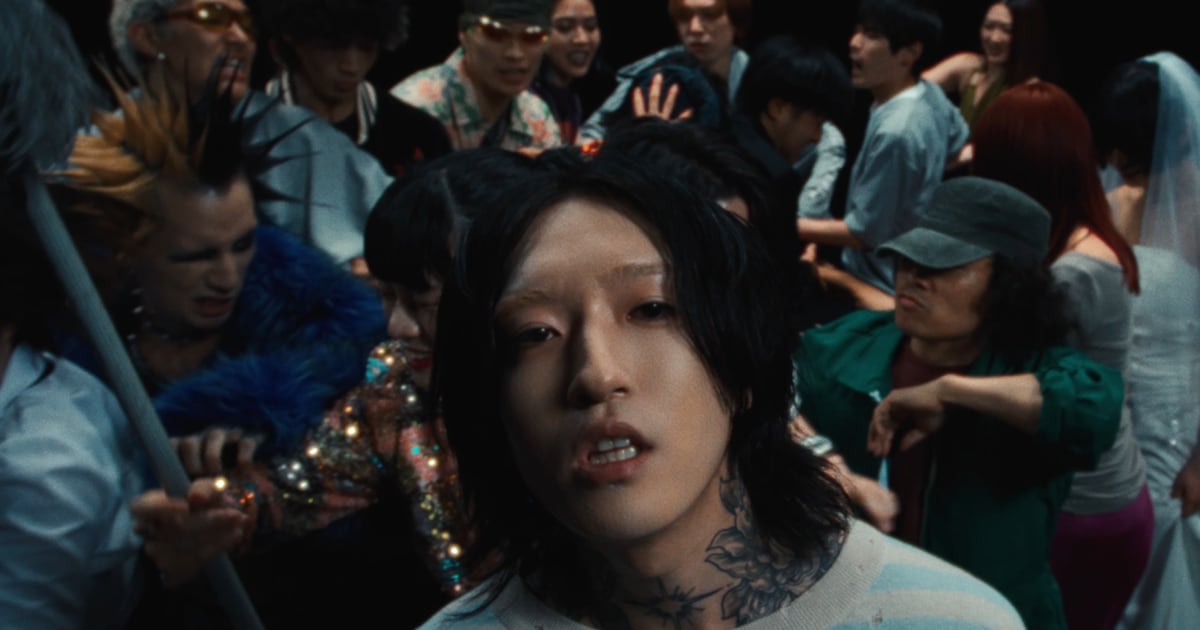 Ayase「うるさ」MV公開、不特定多数からの無慈悲な干渉を映像化