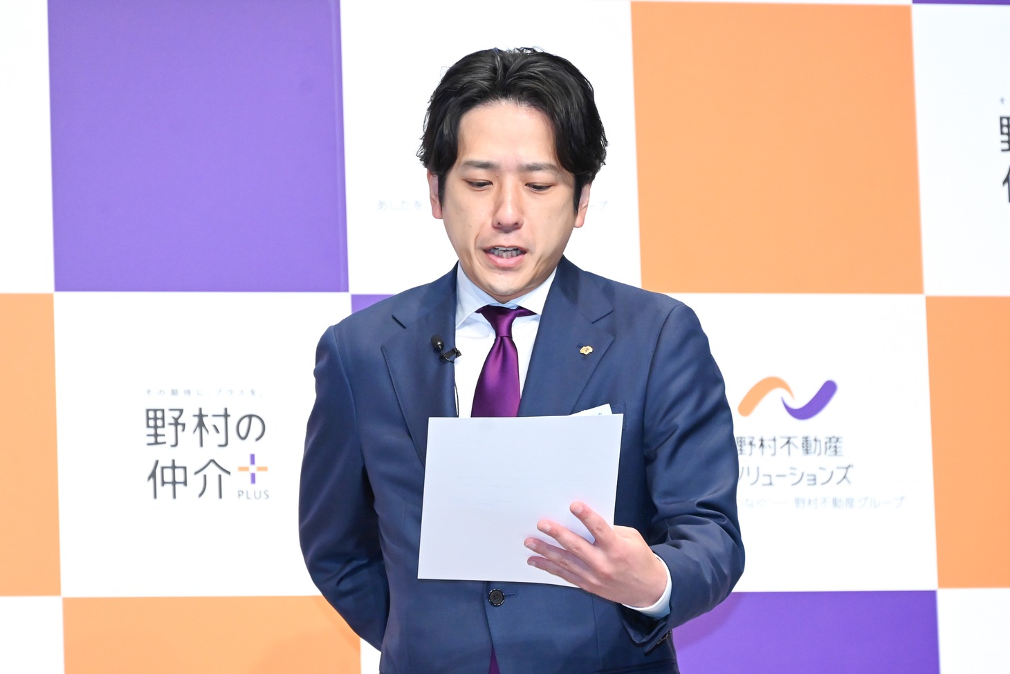 入社の辞令に目を通す二宮和也。 [画像・動画ギャラリー 17/30] - 音楽ナタリー