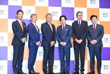 野村不動産ソリューションズの代表取締役社長・日比野勇志氏らに囲まれる二宮和也。