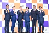 野村不動産ソリューションズの代表取締役社長・日比野勇志氏らに囲まれてガッツポーズする二宮和也。