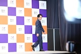 発表会を終えてステージを去る二宮和也。