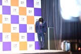 発表会を終えて報道陣に頭を下げる二宮和也。