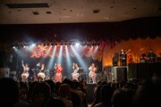 フィロソフィーのダンス「Sing for Philosophy byライブナタリー」の様子。