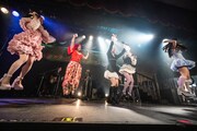 一斉にジャンプするフィロソフィーのダンス。