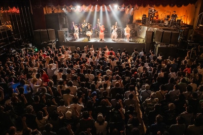 フィロソフィーのダンス「Sing for Philosophy byライブナタリー」の様子。
