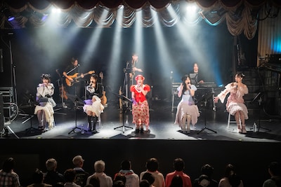 フィロソフィーのダンス「Sing for Philosophy byライブナタリー」の様子。