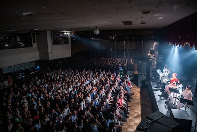 フィロソフィーのダンス「Sing for Philosophy byライブナタリー」の様子。