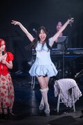 セクシーな衣装をアピールする奥津マリリ。
